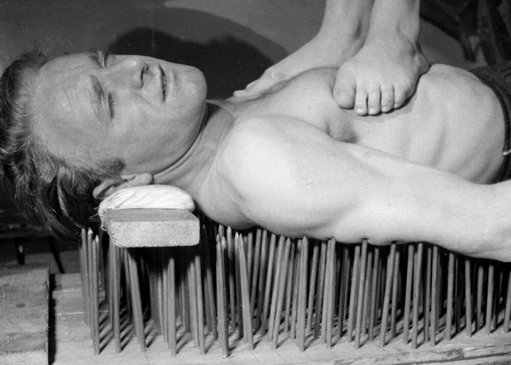 Bed of nails  Ashley Kinnard Studio is an art and graphic design practice based in London. Our work includes publications, visual identity, type design and websites.